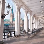 Freimaurerei in Hamburg Blick entlang der Alsterarkaden, links zu sehen das Rathaus von Hamburg