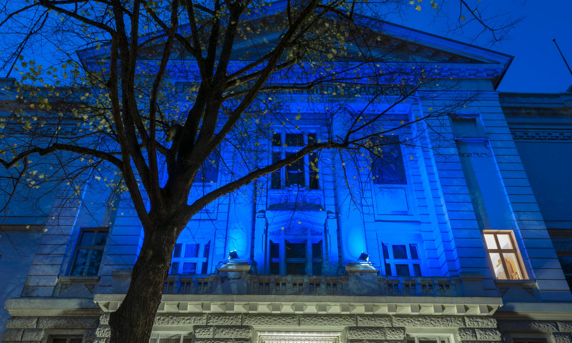Foto vom Logenhaus in Hamburg, nachts blau angestrahlt