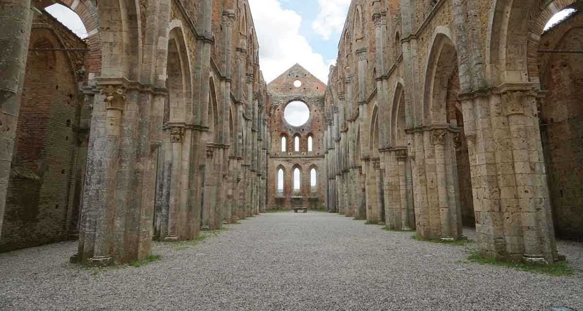 Innenhof einer Ruine einer Kathedrale