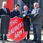 1000 Decken für die Heilsarmee Vertreter der Freimaurer Tasmaniens übergeben eine Spende an Vertreter der Heilsarmee