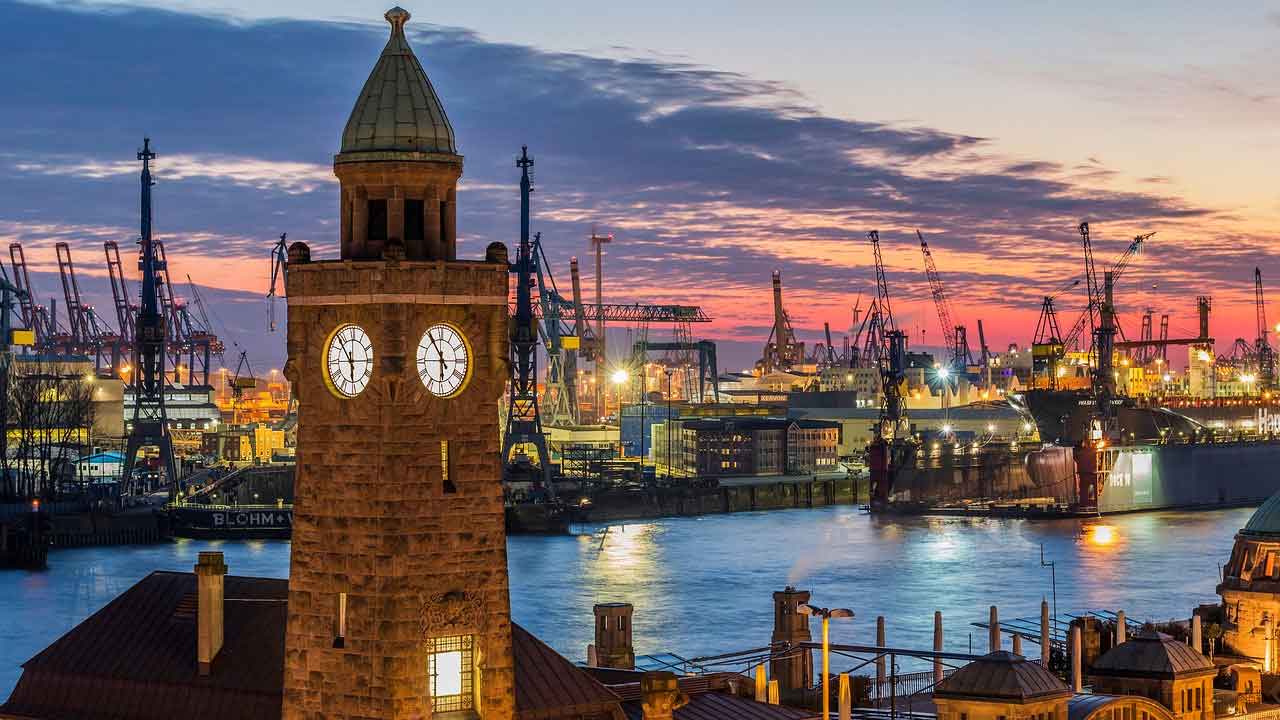 Blick auf den abendlichen Hamburger Hafen