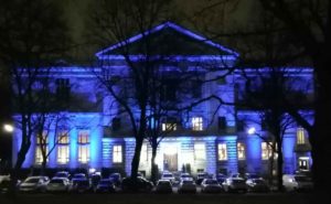 Logenhaus Hamburg, Moorweidenstraße, in blau illuminiert.