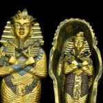 Zwei Ägyptische Sarkophage wie für königliche Mumien, einer davon geöffnet, zeigt Innen-Sarkophag