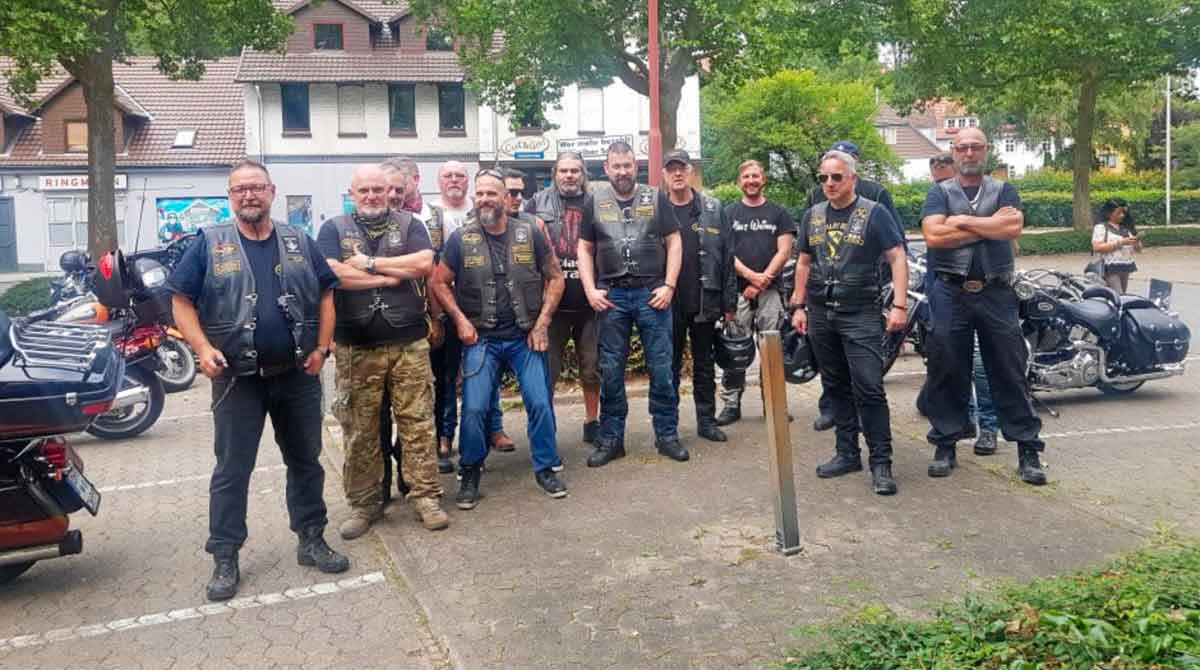 Gruppe von Motorradfahrern, die sich in Osterode vor dem Logenhaus versammelt haben